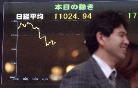 Tokyo stocks close FY 2001 sharply lower in thin trading